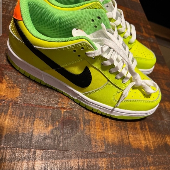 NIKE DUNK LOW SE " SPLASH VOLT GLOW IN DARK" - Picture 11 of 11